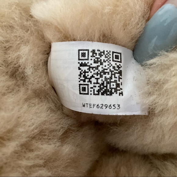 Tall tan classic UGG boots - Picture 6 of 8